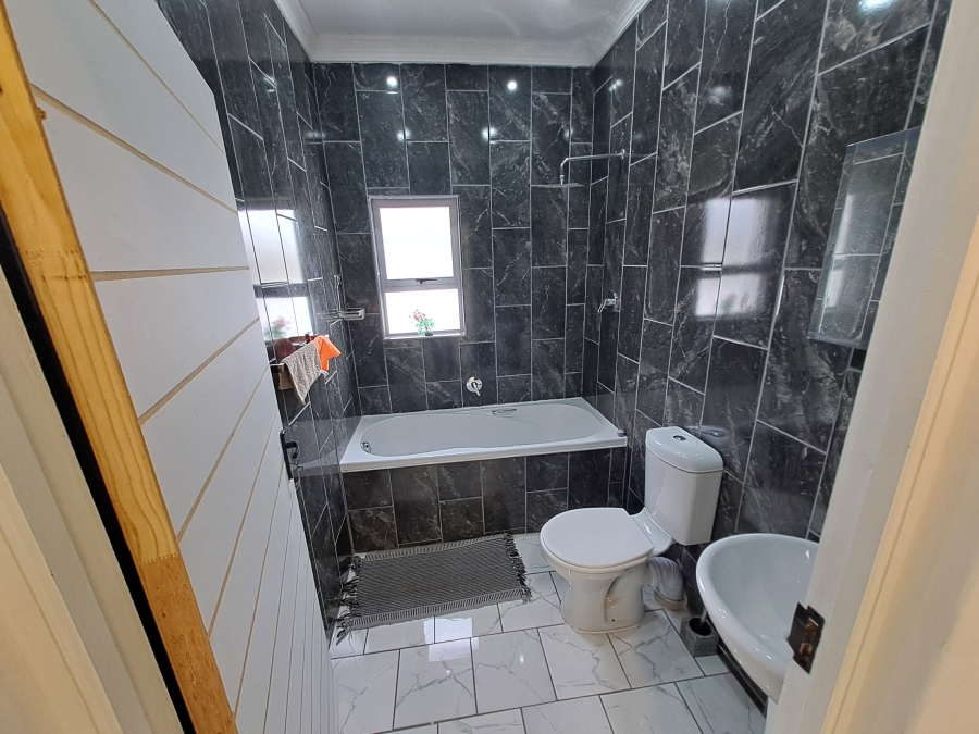 4 Bedroom Property for Sale in Britannica Heights Western Cape